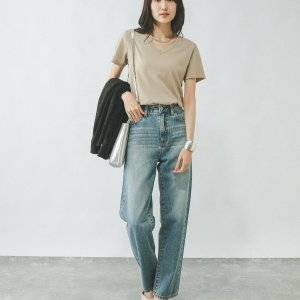  夏コーデの女性 