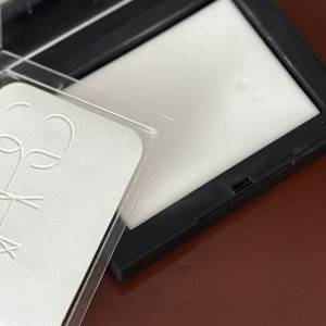 粉感ゼロでテカりオフ♪フィルター級の透明感が続く「NARS」のセッティングパウダー