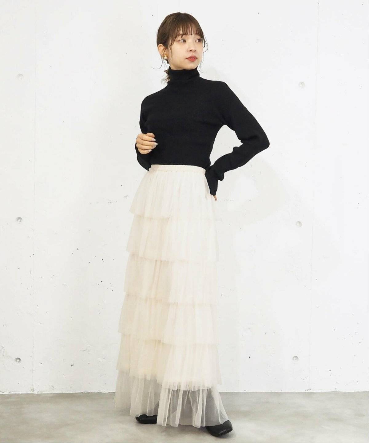 モノトーンコーデの女性