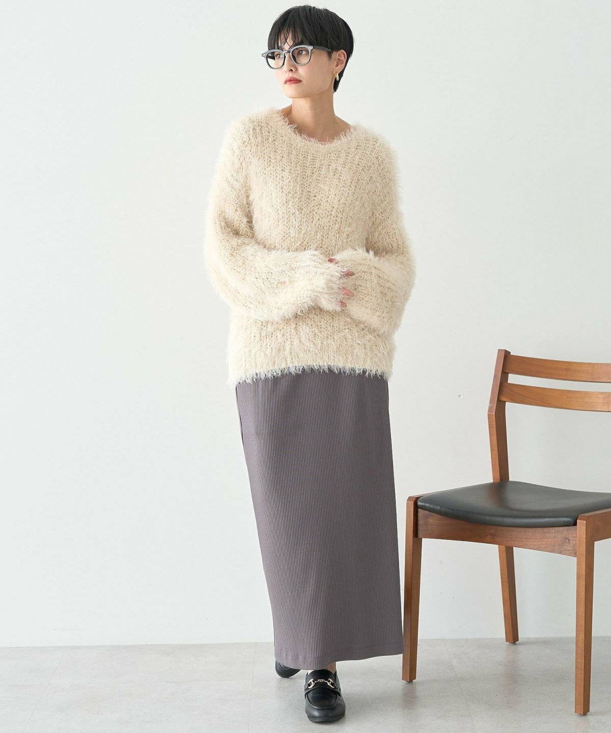 シャギーニットにタイトスカートを合わせた女性