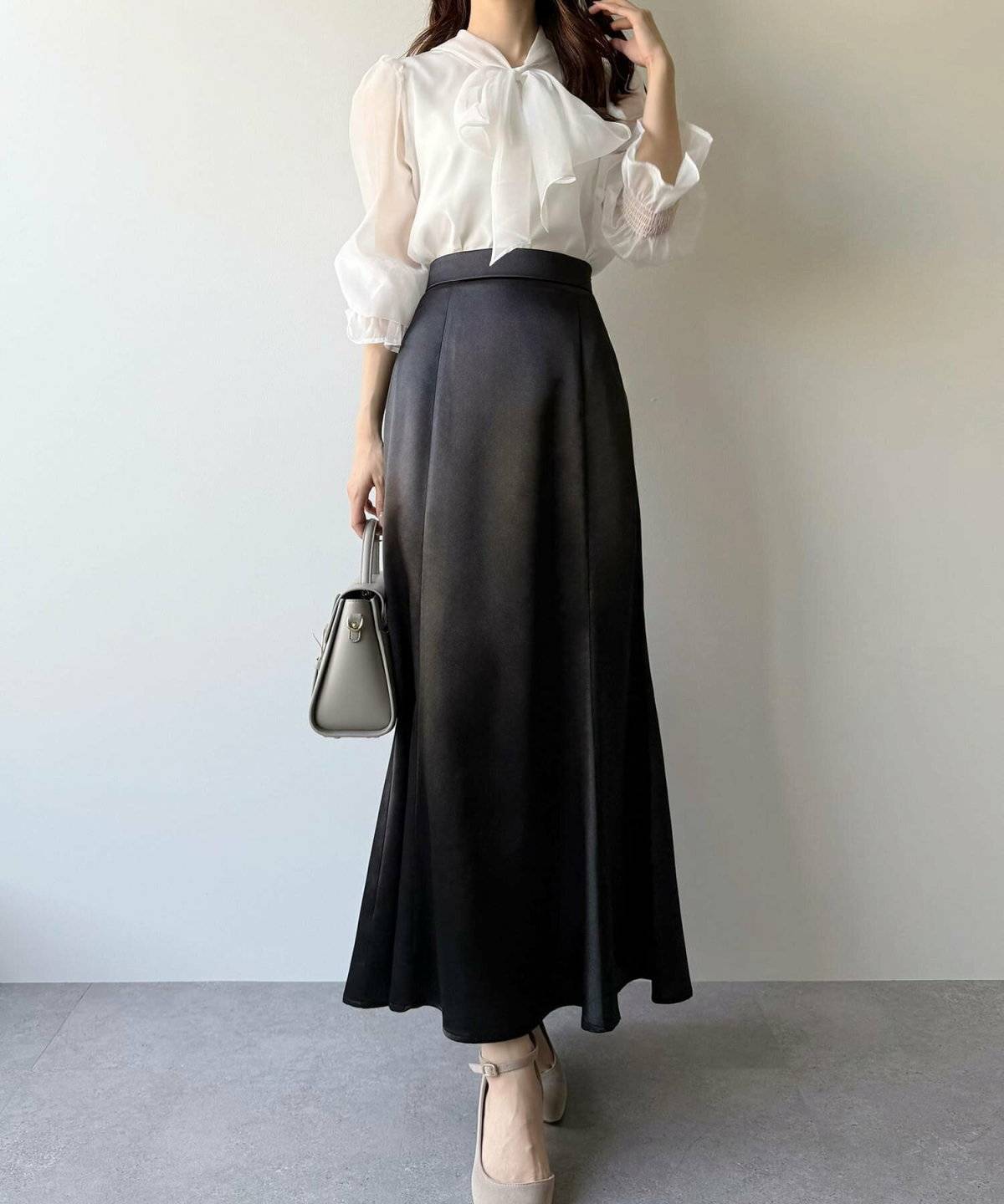 モノトーンコーデの女性