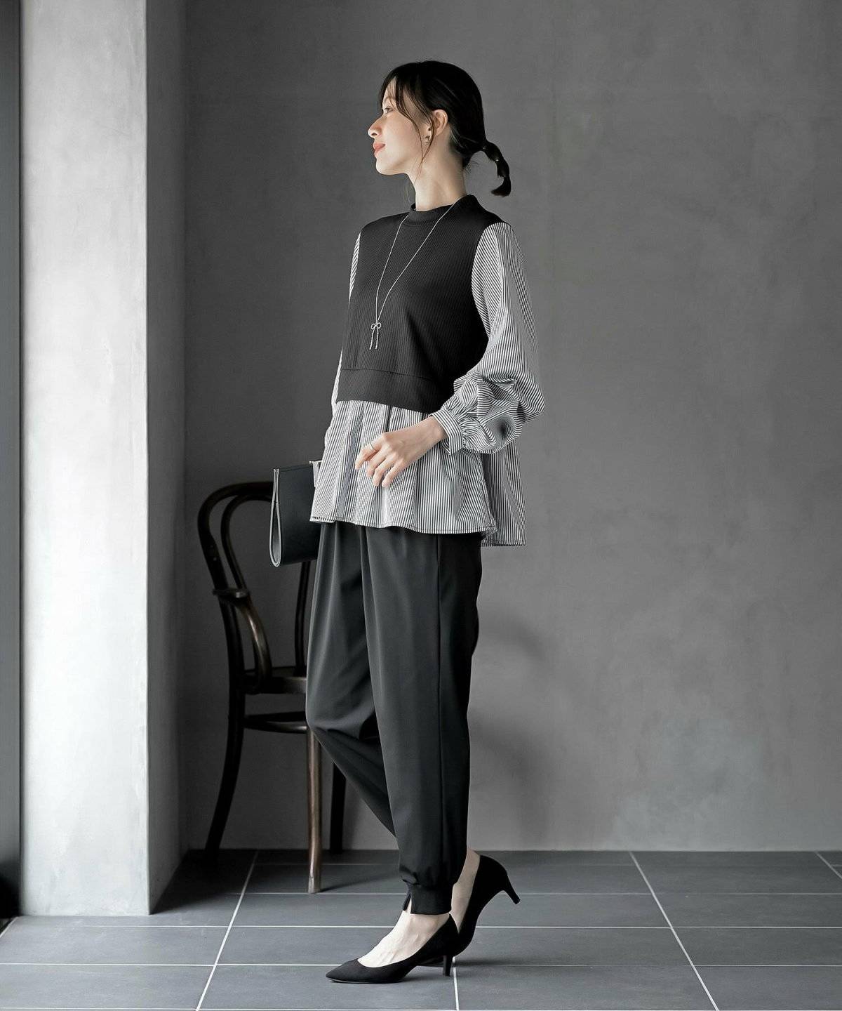 モノトーンコーデの女性