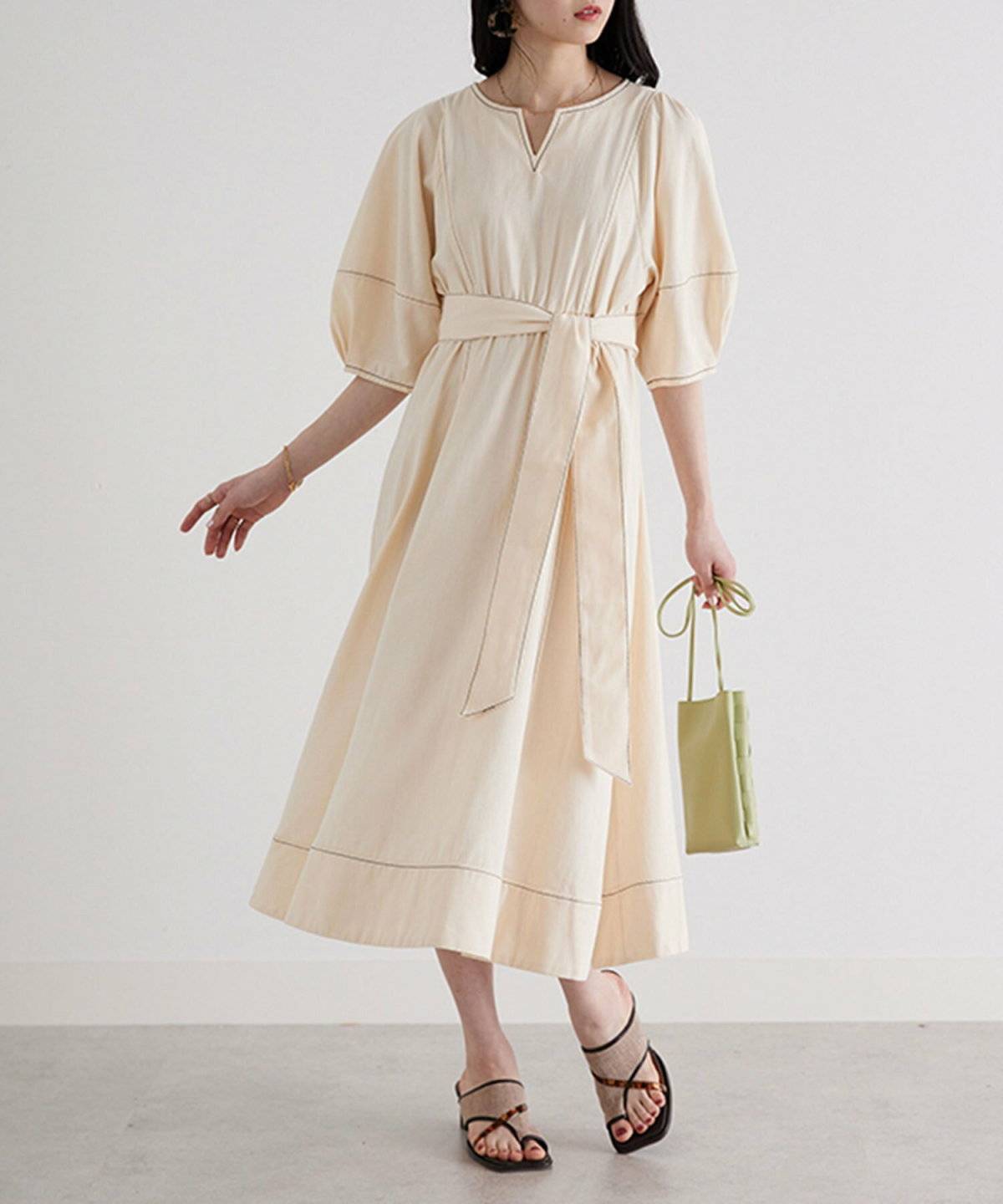 白ワンピースを着た女性