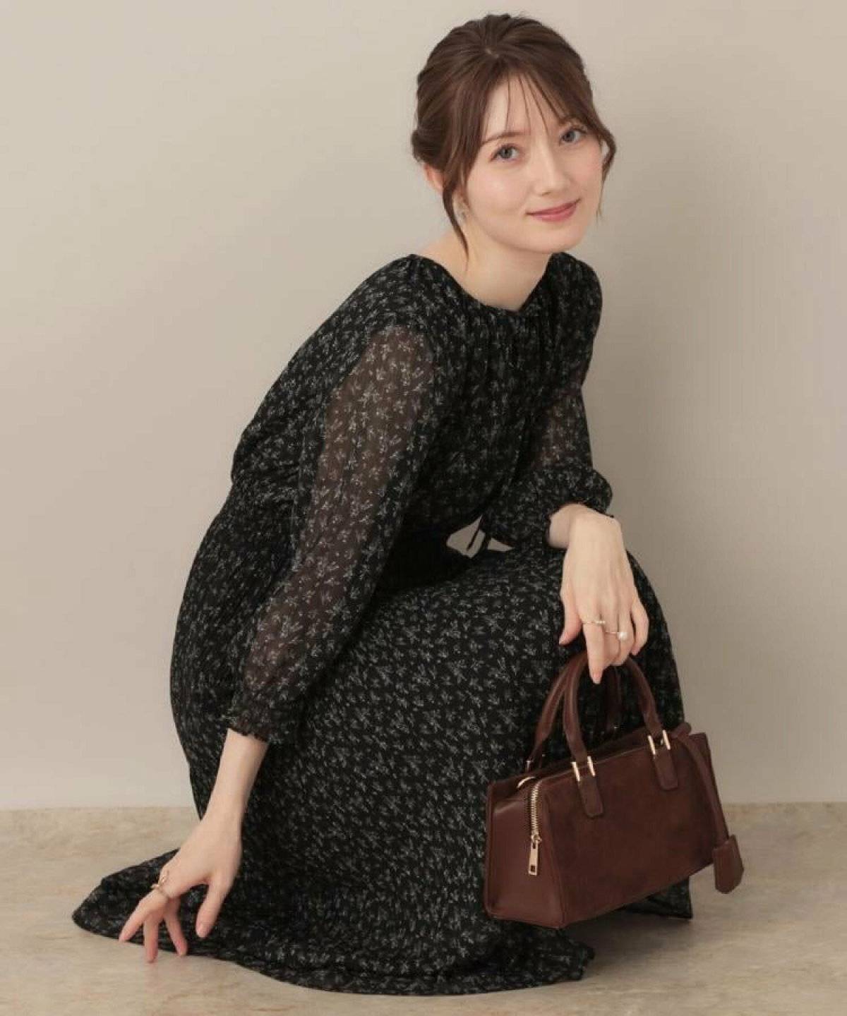 黒の花柄ワンピースを着た女性