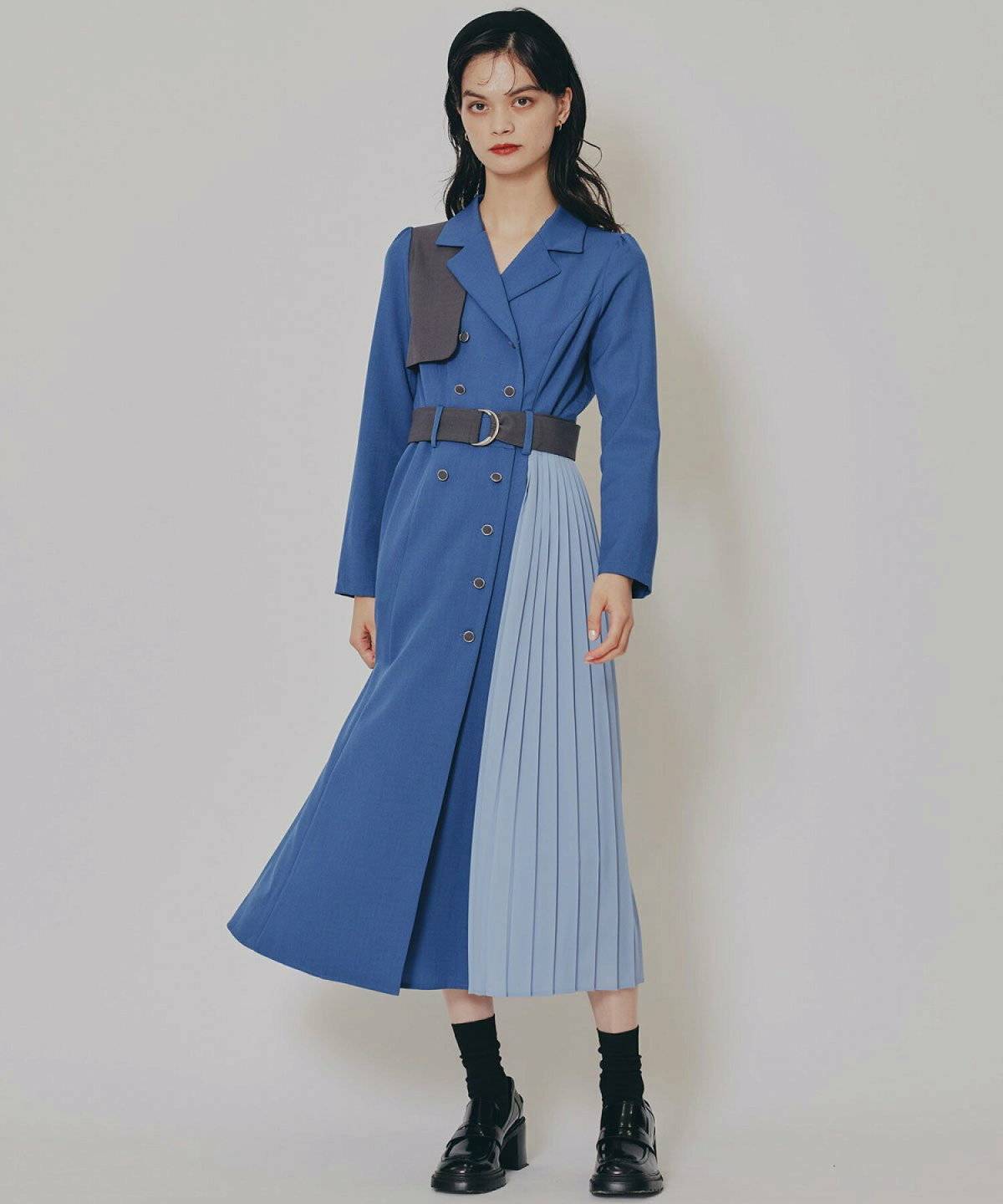 ブルーのワンピースを着た女性