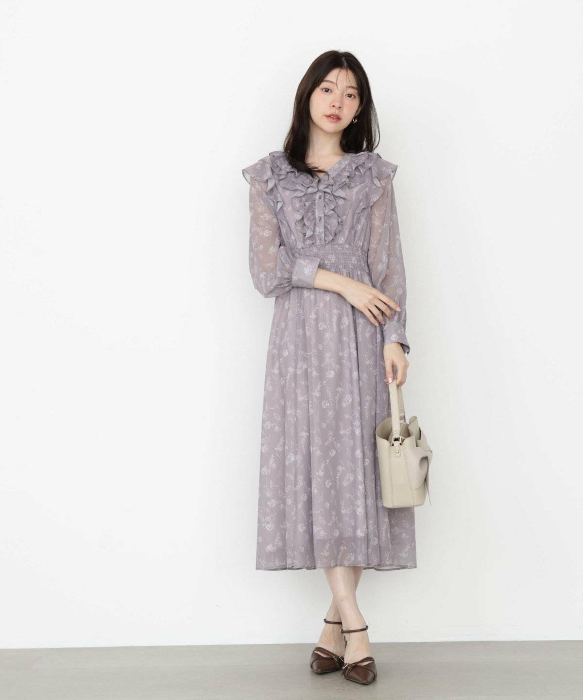 花柄ワンピースを着た女性