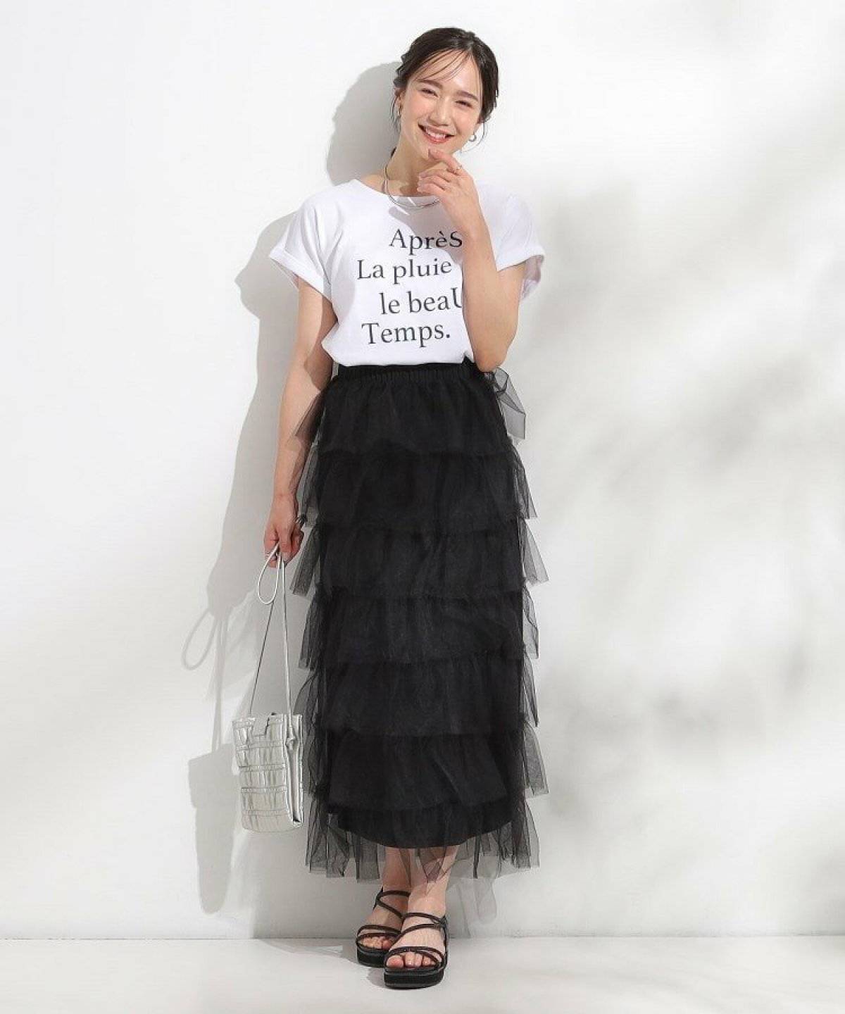 黒スカートを合わせた女性