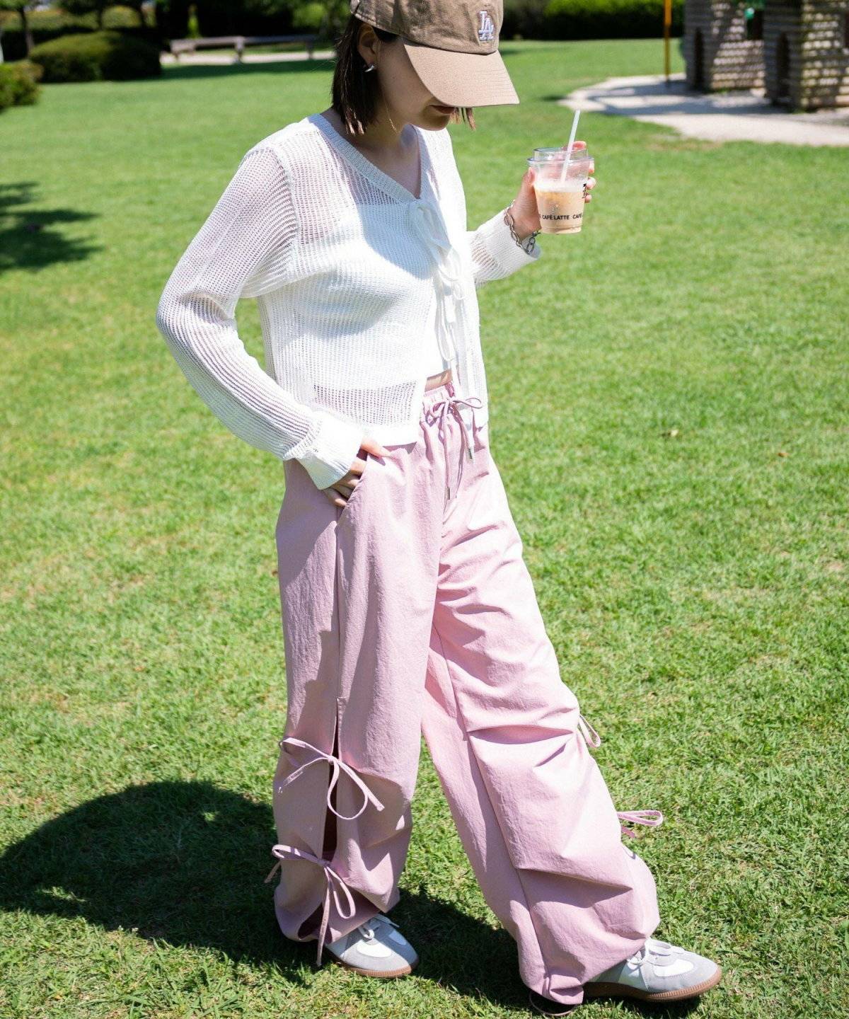 ドット柄ブラウスにカーゴパンツを合わせた女性