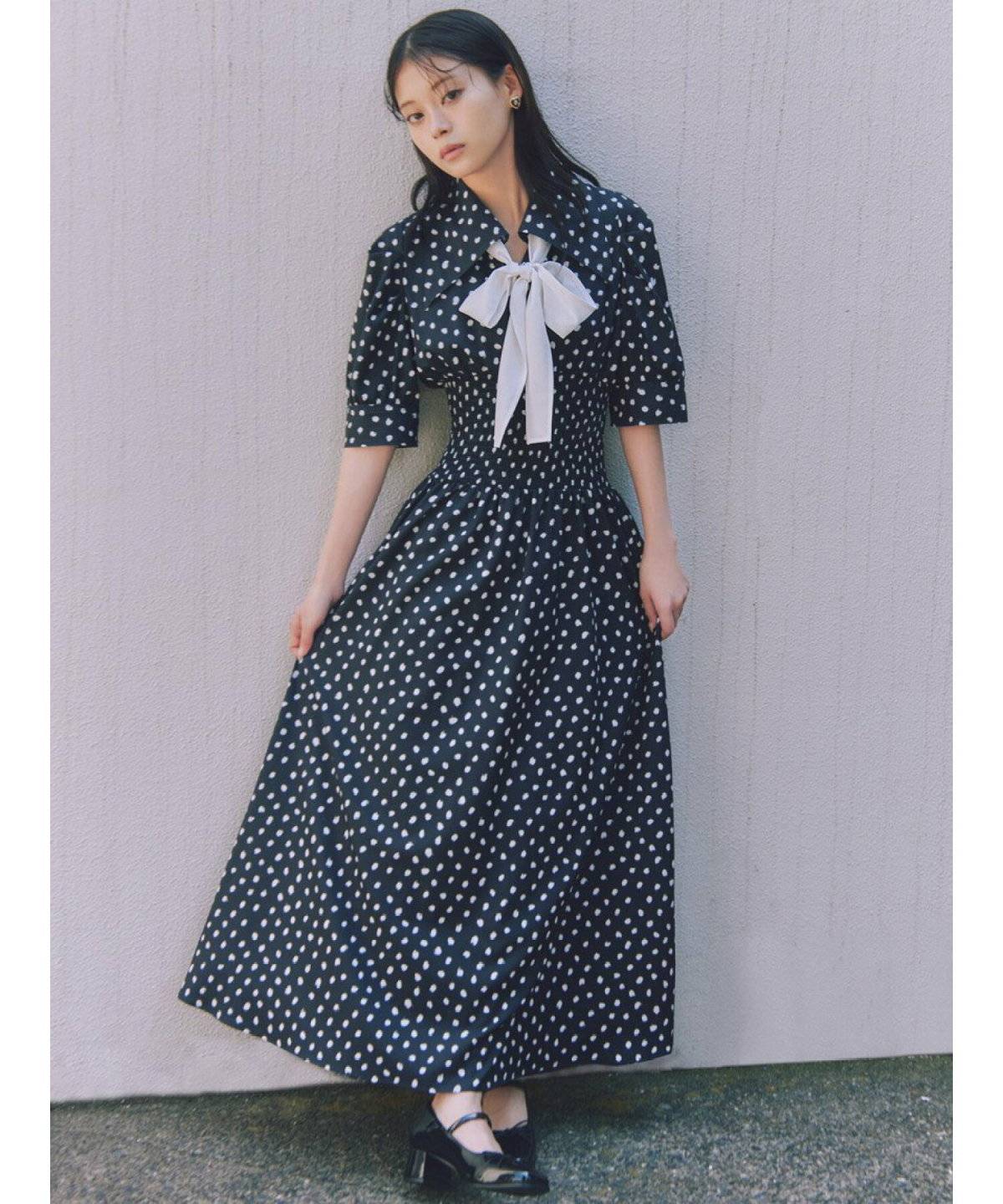 モノトーンコーデの女性