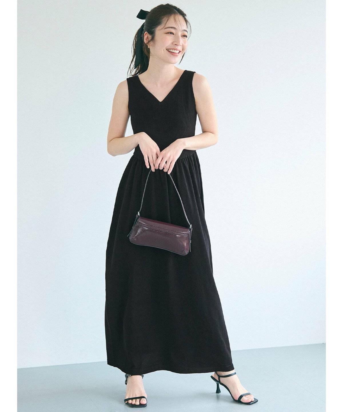 オールブラックコーデの女性