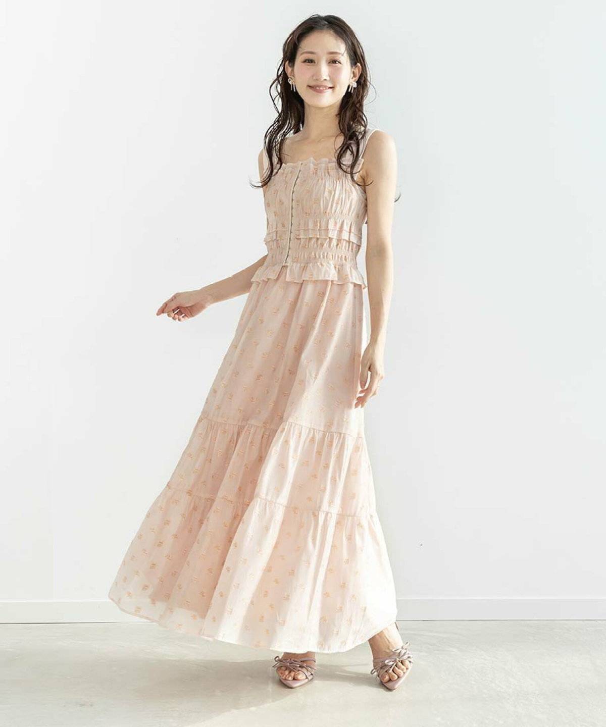 ベージュのワンピースを着た女性