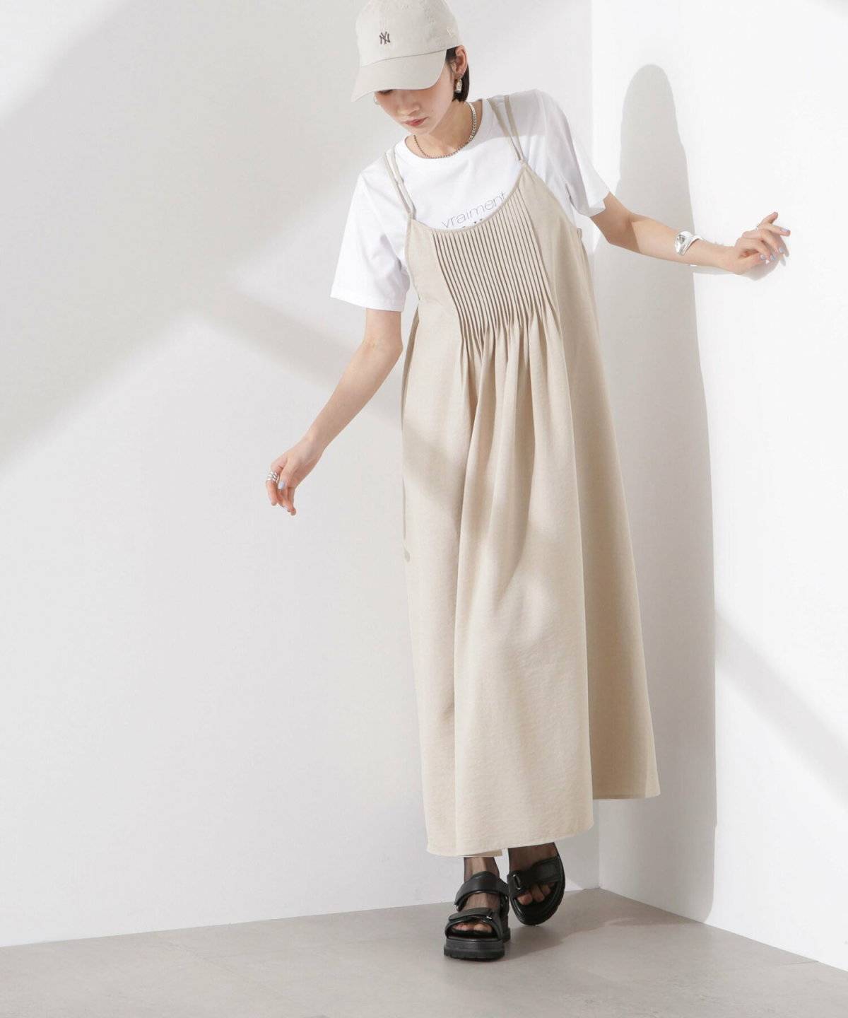 オールホワイトコーデの女性