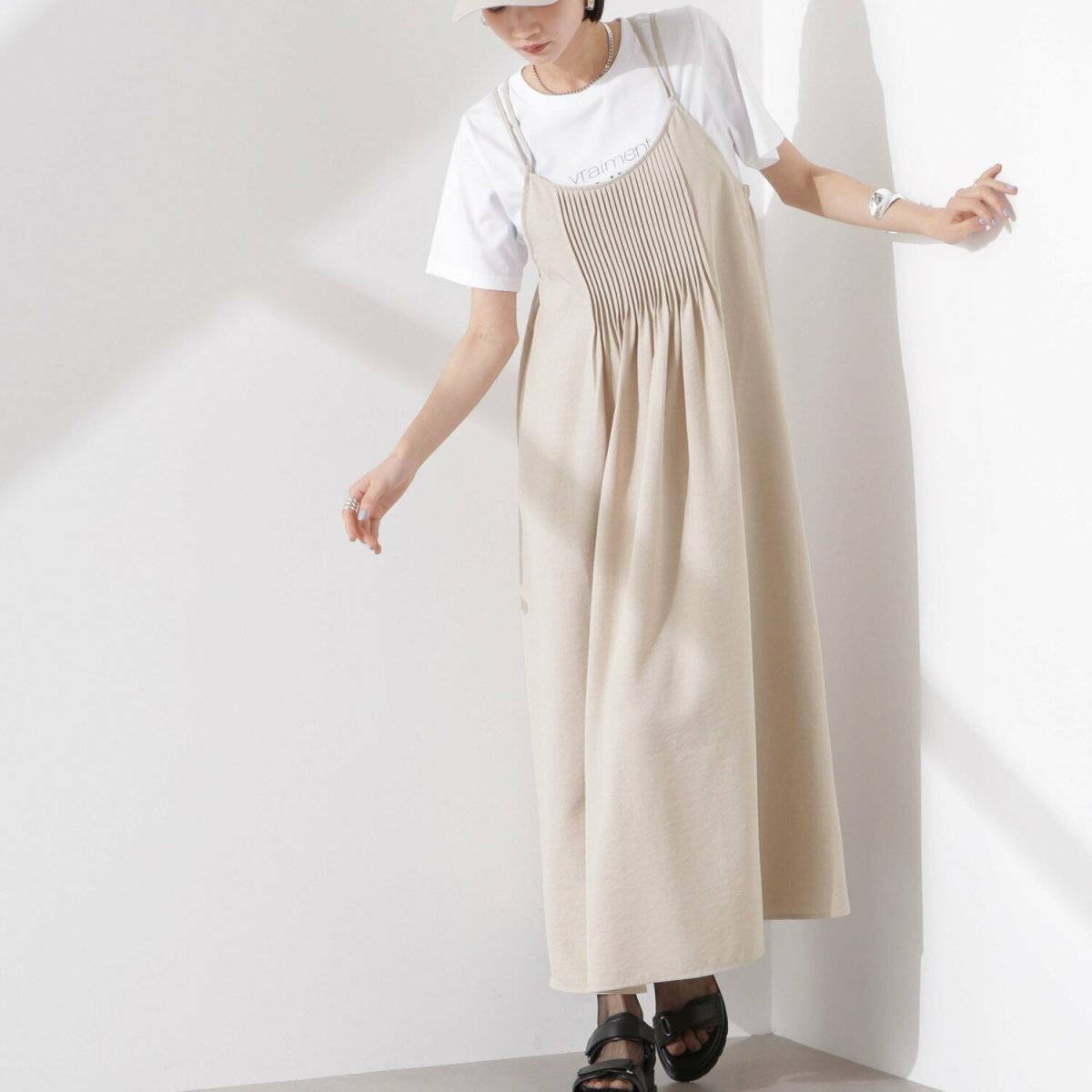 オールホワイトコーデの女性