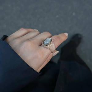 ラフな装いに抜け感ときらめきを♡一気にモード顔になる「ストーン×クリアリング」