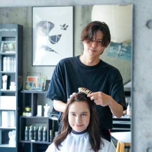  エザキヨシタカとiYON ION TREATMENT BRUSH(アイヨン イオントリートメントブラシ) 