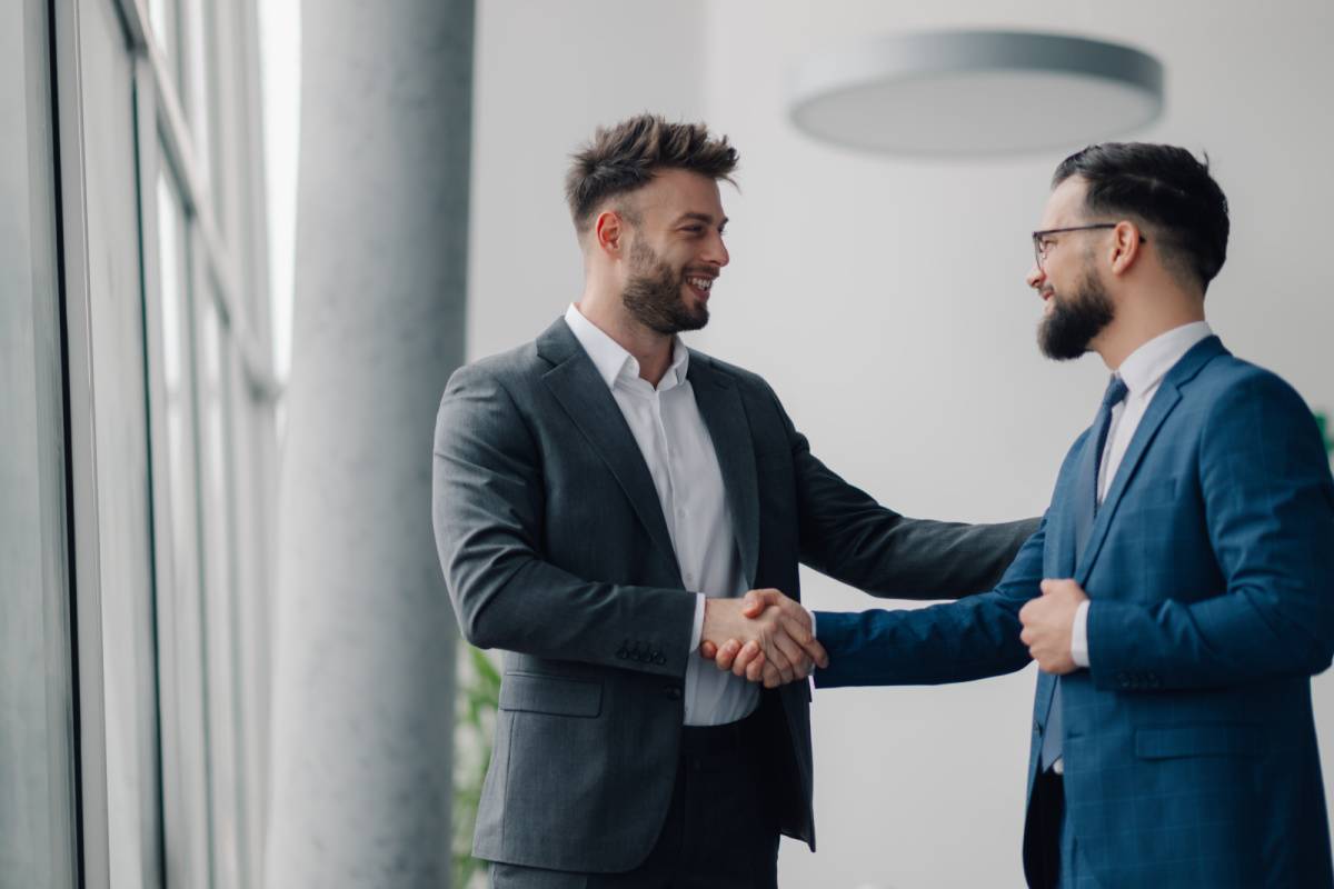 握手する2人の男性
