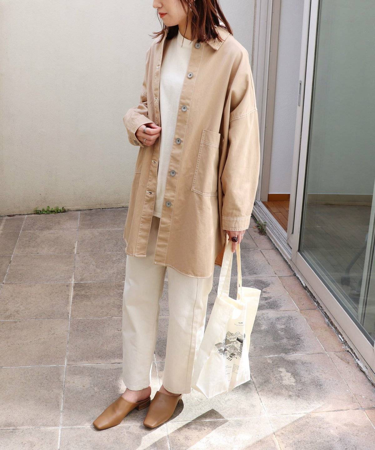 ベージュのワントーンコーデの女性