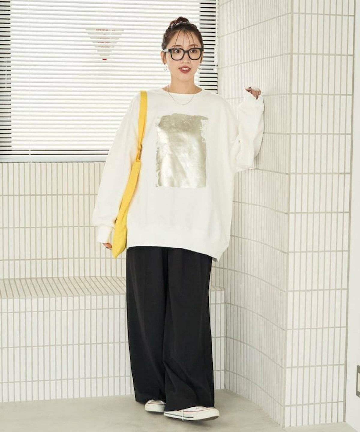 モノトーンコーデの女性