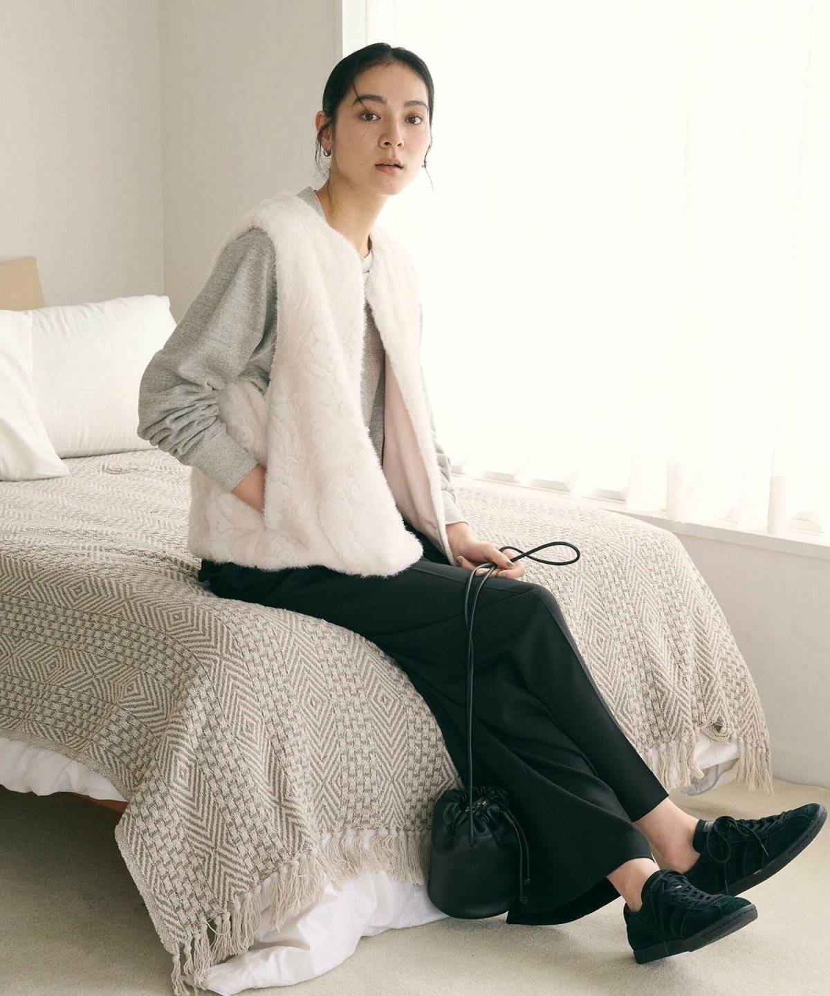 モノトーンコーデの女性