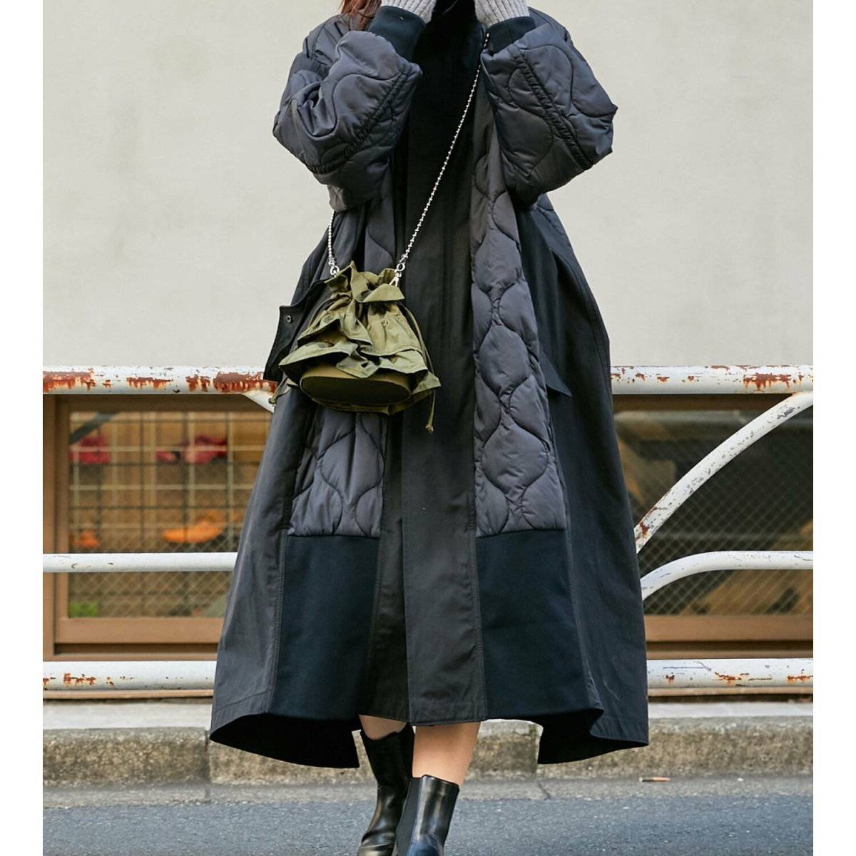 モノトーンコーデの女性