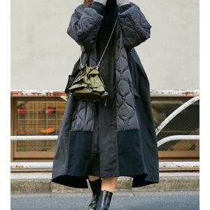  モノトーンコーデの女性 