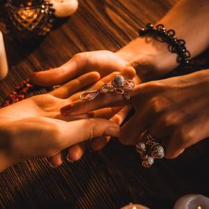 大成功を掴みやすい。「お金の巡りがいい人」に現れるレアな手相5選