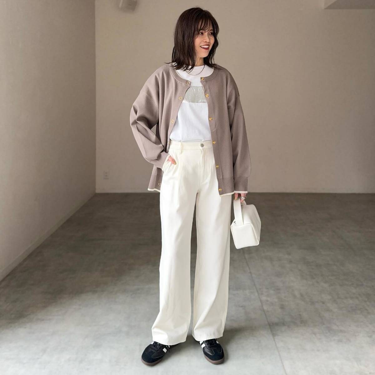 淡色コーデ×黒スニーカー