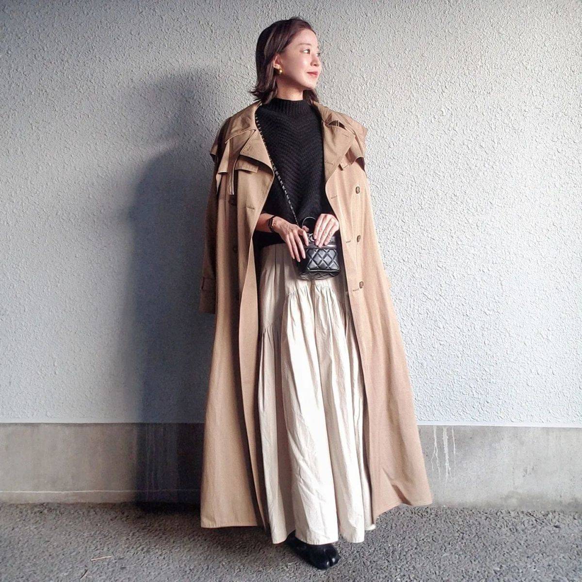 ロング丈のトレンチコートを肩掛けする！