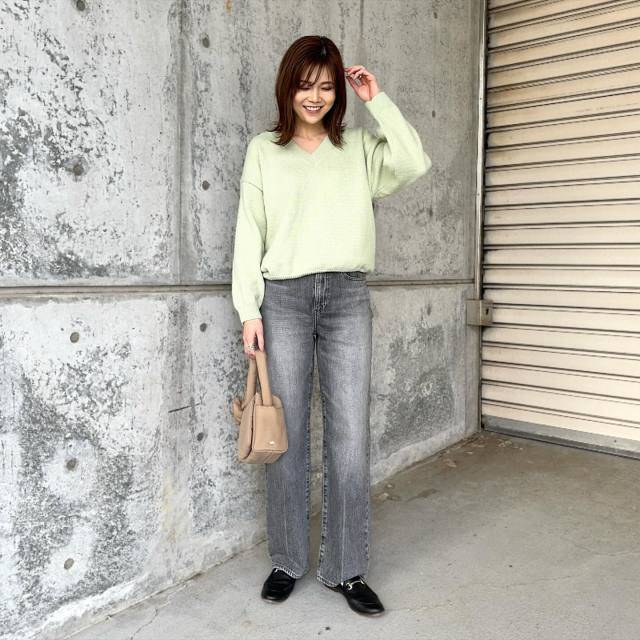 明るいカラーのニットを合わせる♡