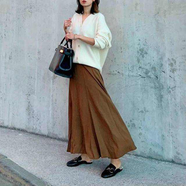 Vネックカーディガンを合わせる！