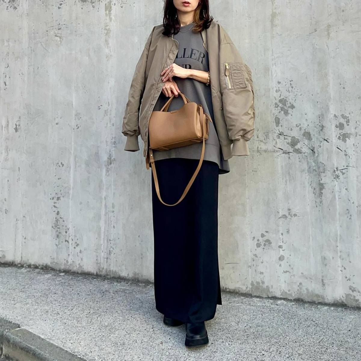 ロゴスウェット×ブルゾン肩掛け