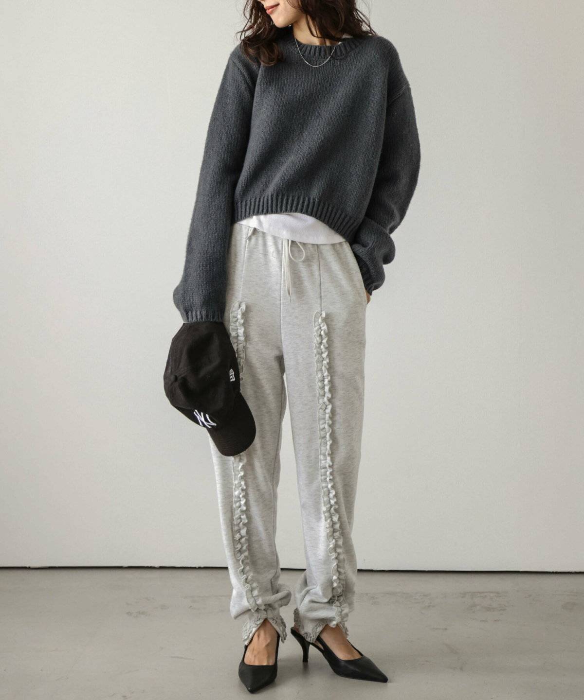 ローゲージニット×テーパードパンツ