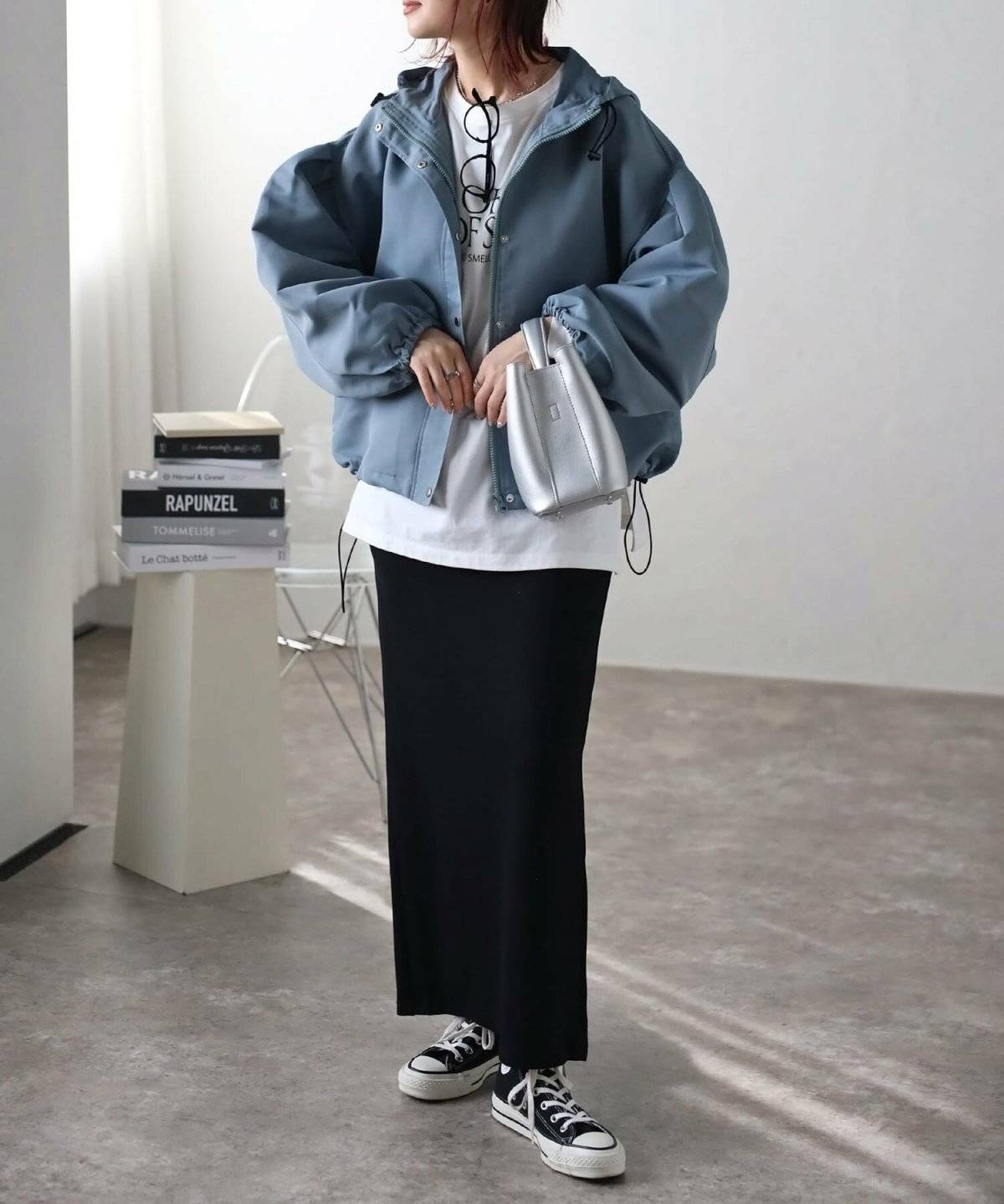 マウンテンパーカー×タイトスカート