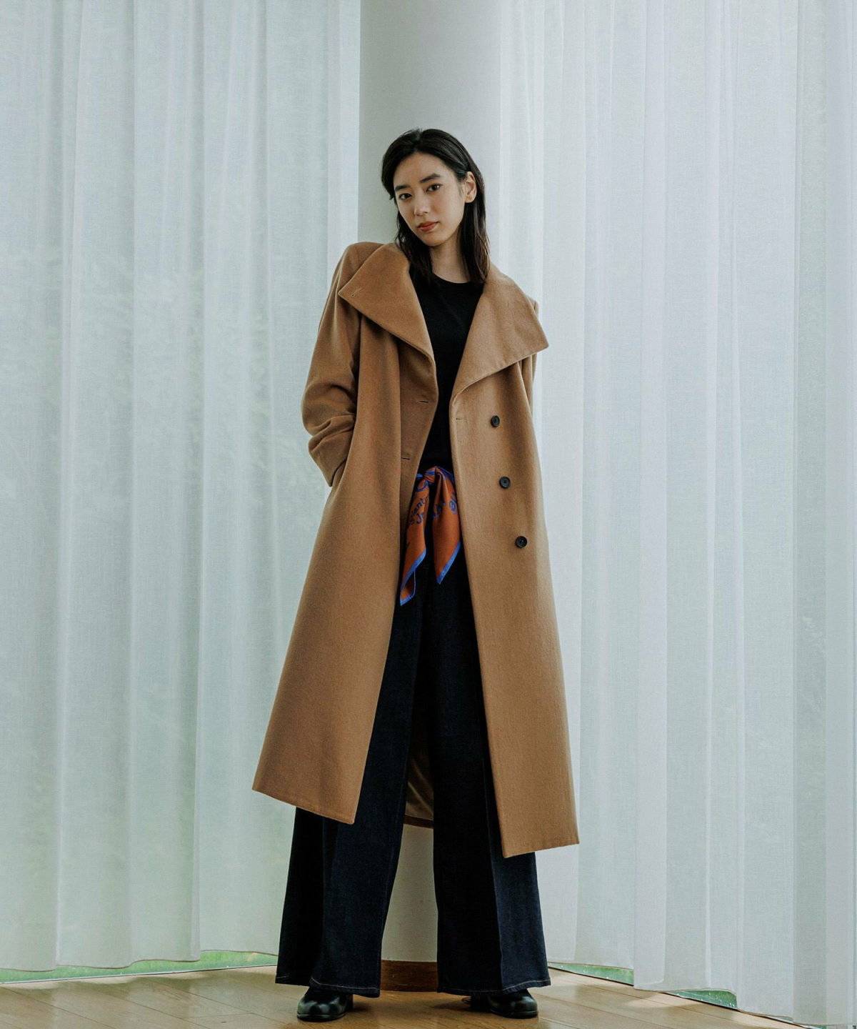 キャメルのロングコートコーデ