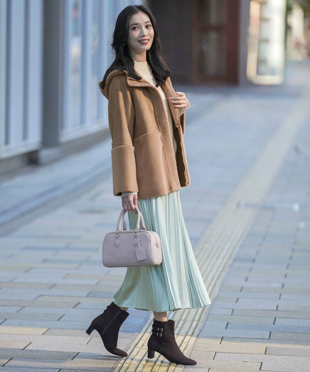 キャメルのボアショートコートコーデ