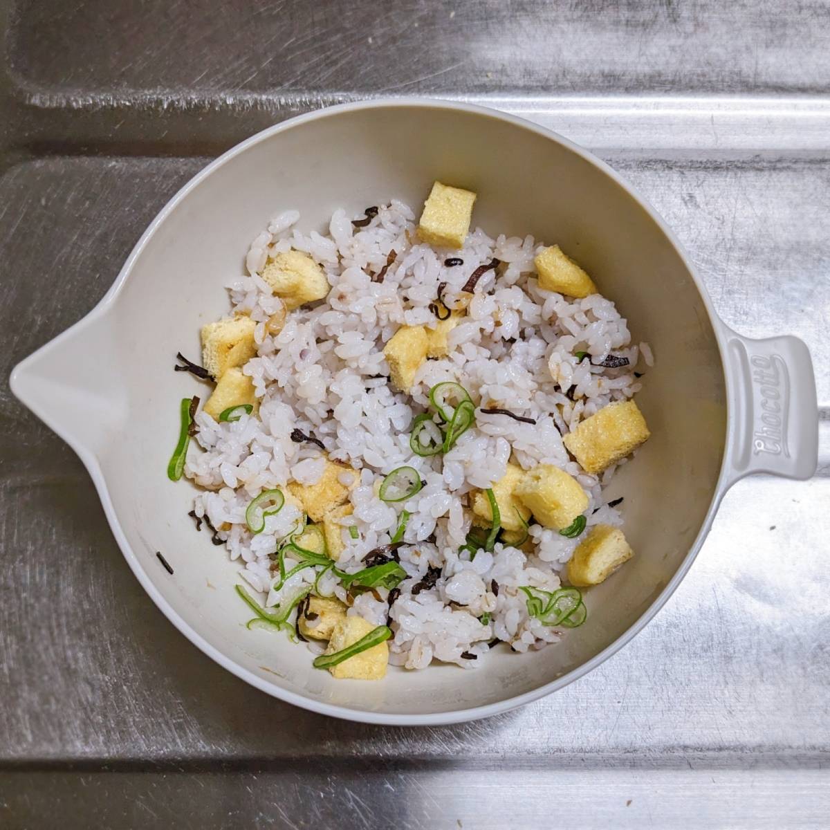 ヤマキ公式の「だしうま！おかか昆布と油揚げのおにぎり」のレシピ