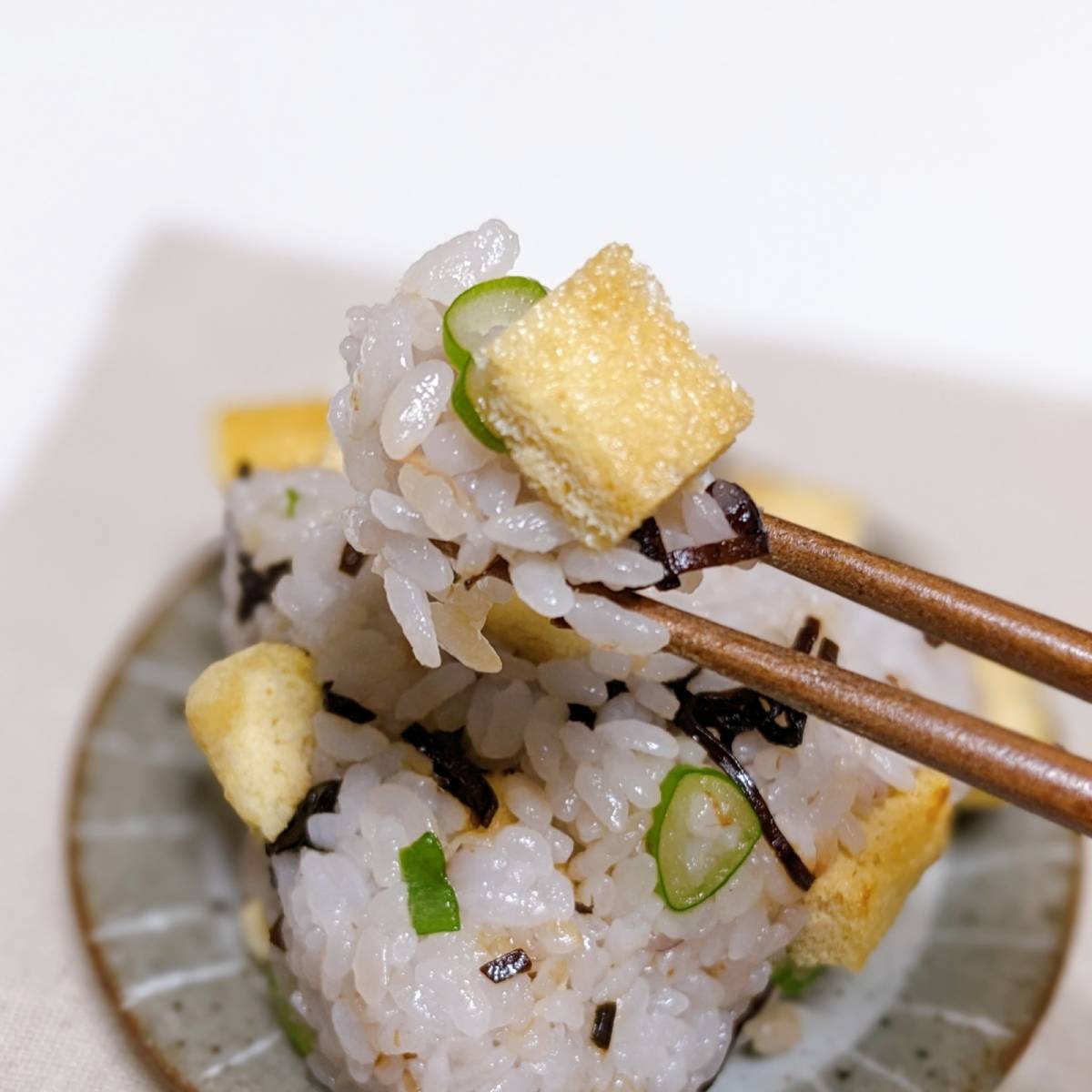 ヤマキ公式の「だしうま！おかか昆布と油揚げのおにぎり」のレシピ