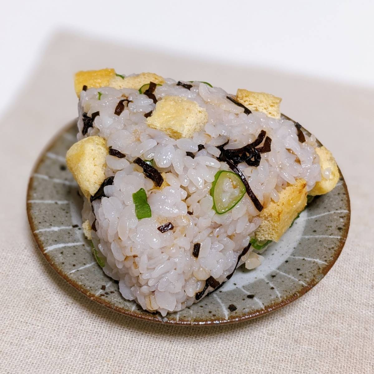 ヤマキ公式の「だしうま！おかか昆布と油揚げのおにぎり」のレシピ