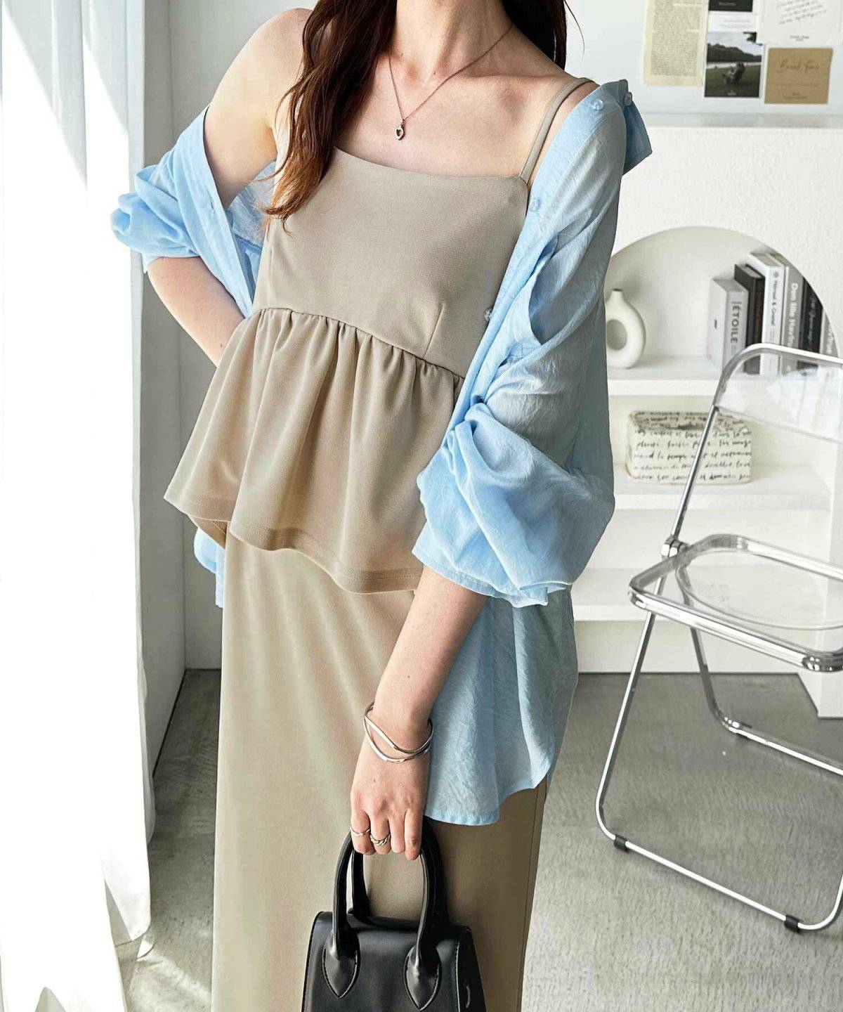 シアーシャツを羽織った女性