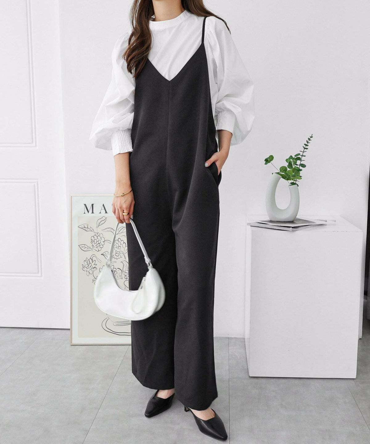 カットソーに黒のサロペットを合わせた女性