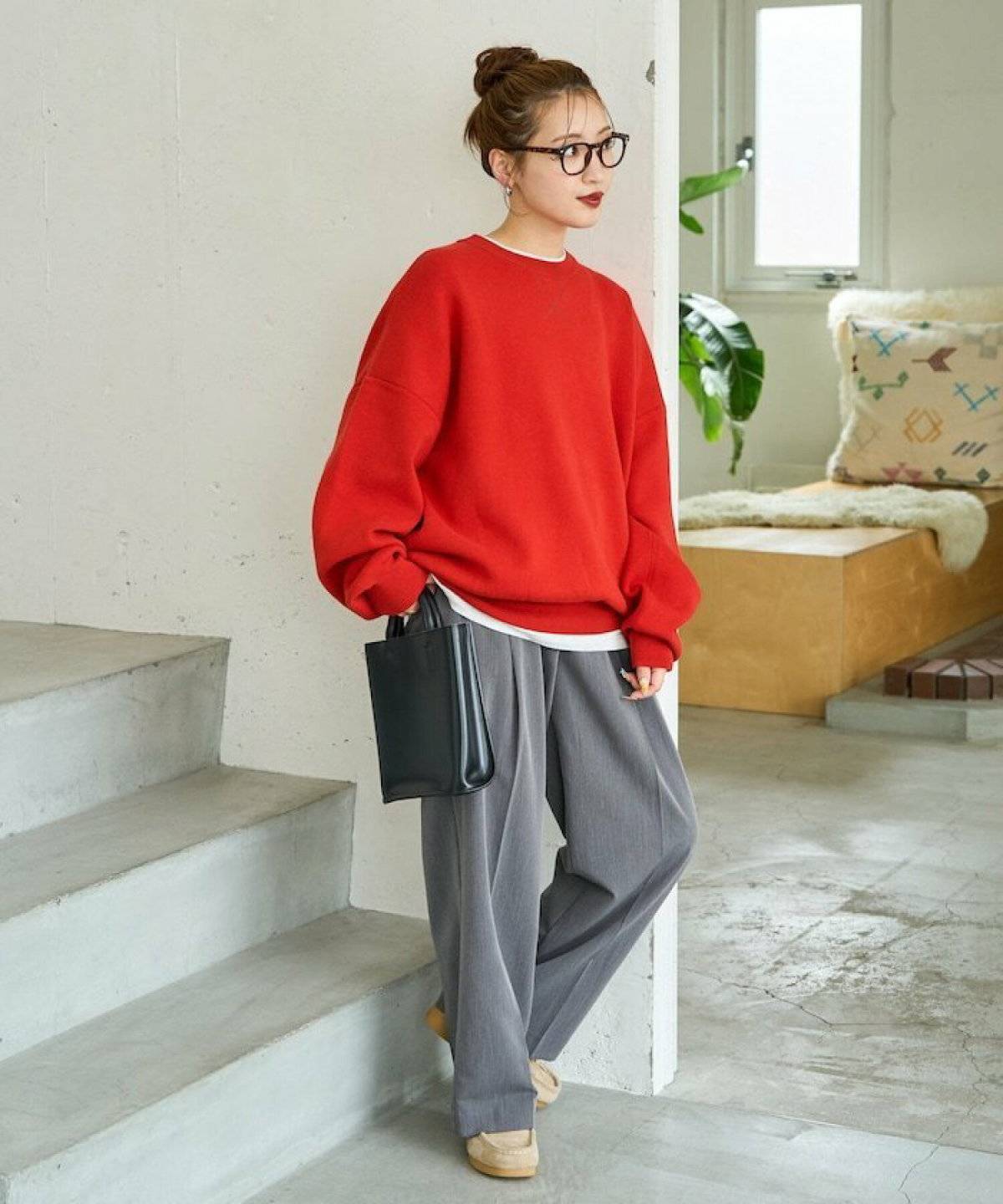 スウェットにパンツを合わせた女性