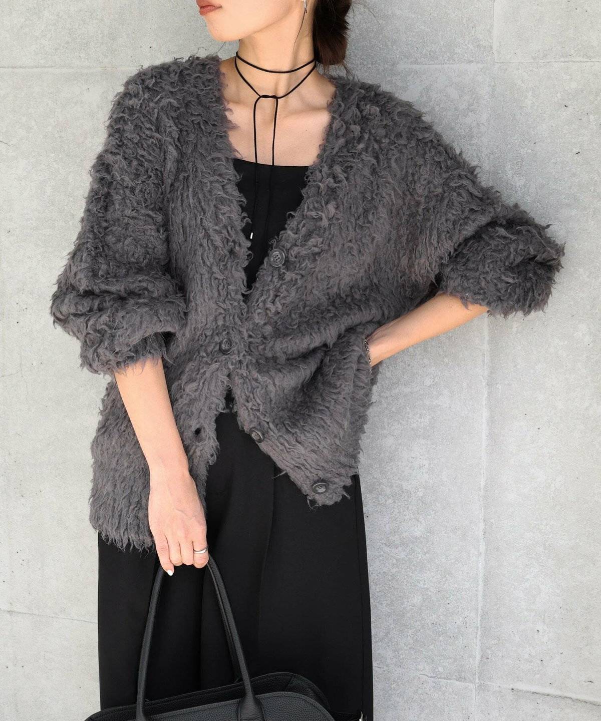 モノトーンコーデの女性