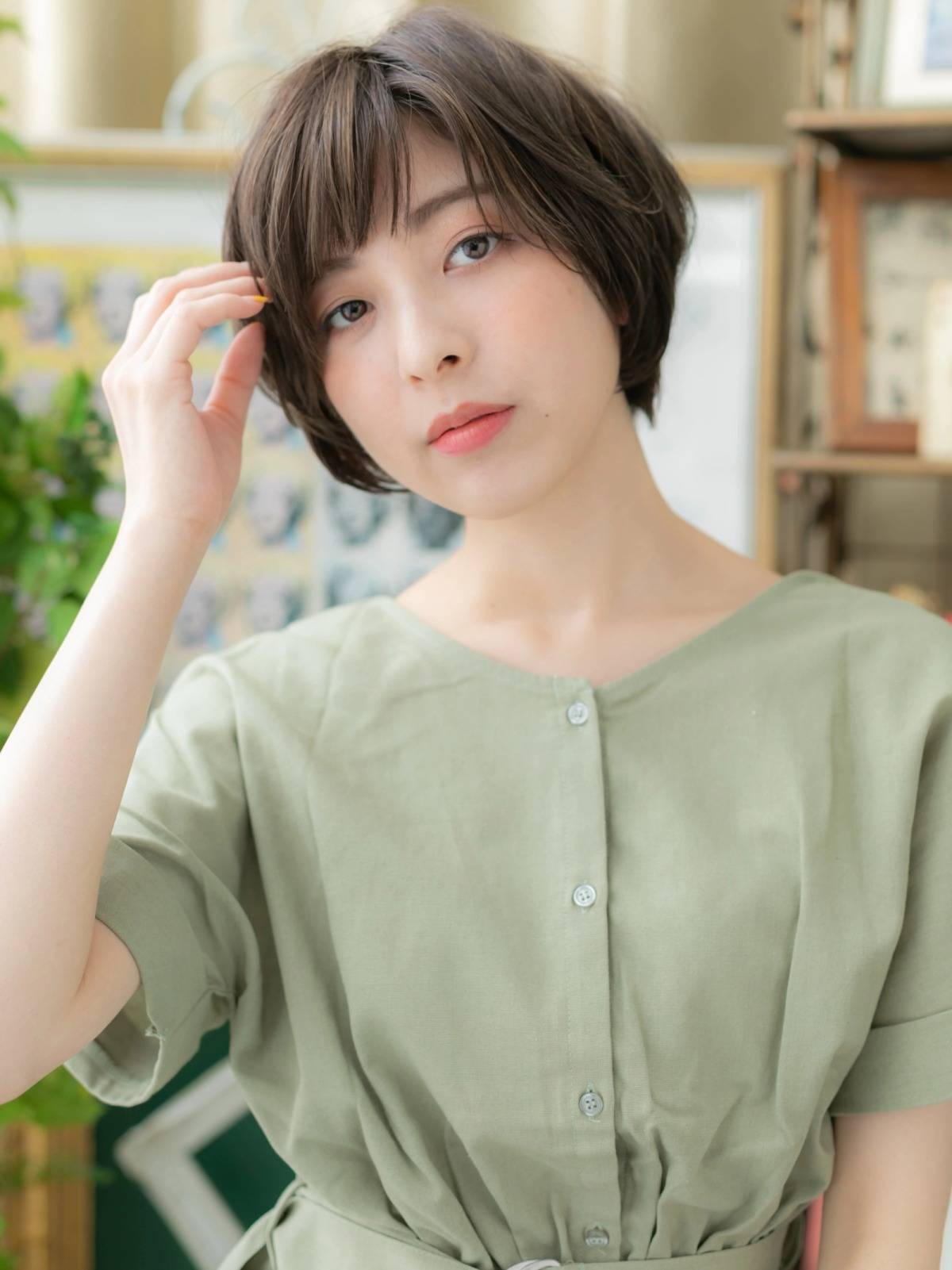 グレージュカラーのひし形ショート