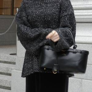 一枚で“こなれモード”に……♪平日コーデを格上げしてくれる「CONSISTER」の万能ニット