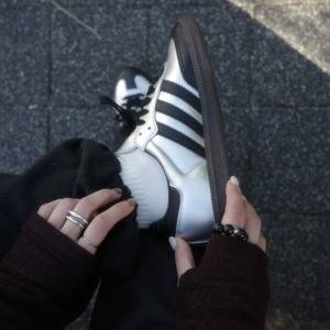 大人ストリートは足元から！コーデの印象をぐっと引き締める「アディダス」メタリックスニーカー