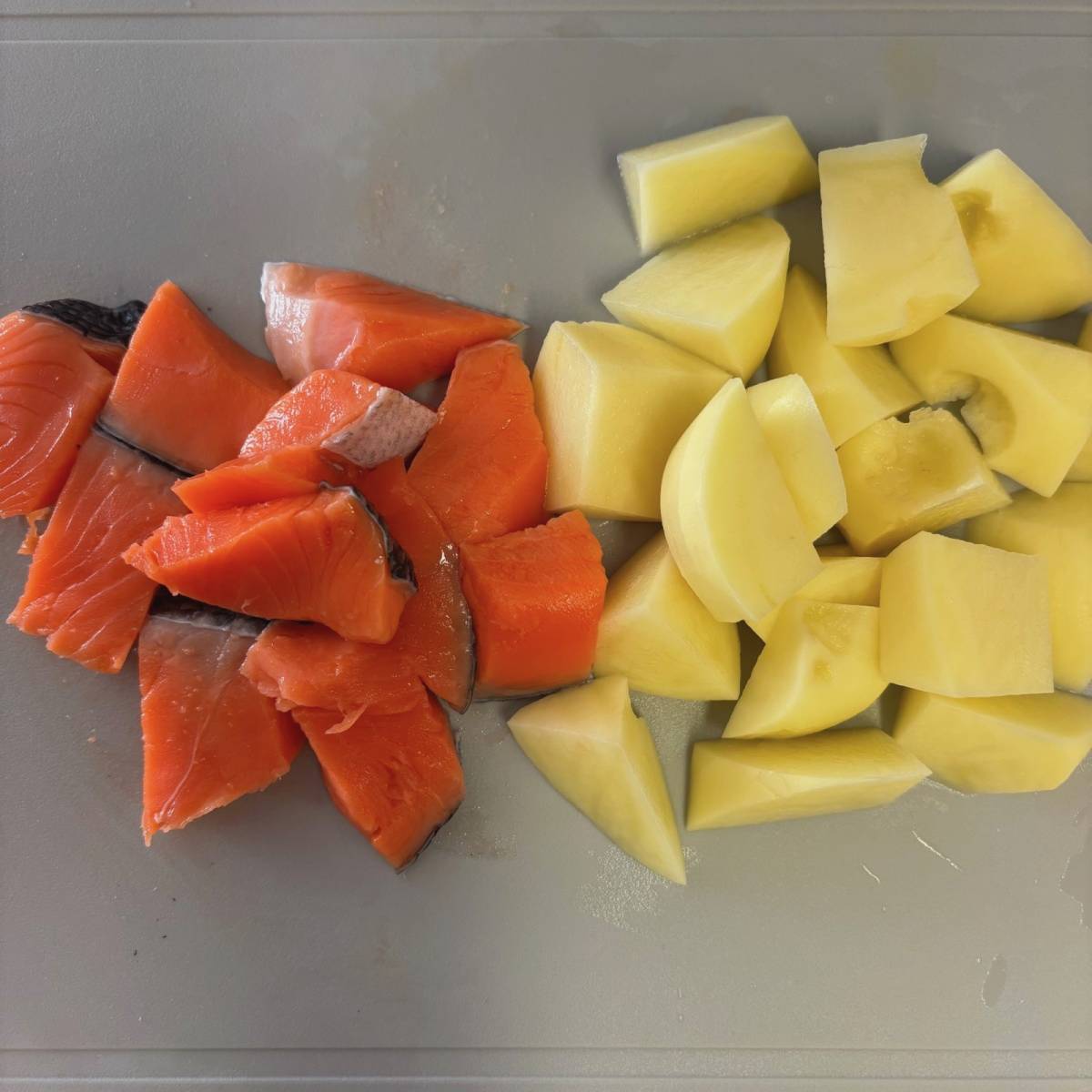 JAグループ公式の「サク！ホク！ジューシー鮭とじゃがいもの炒め物」のレシピ