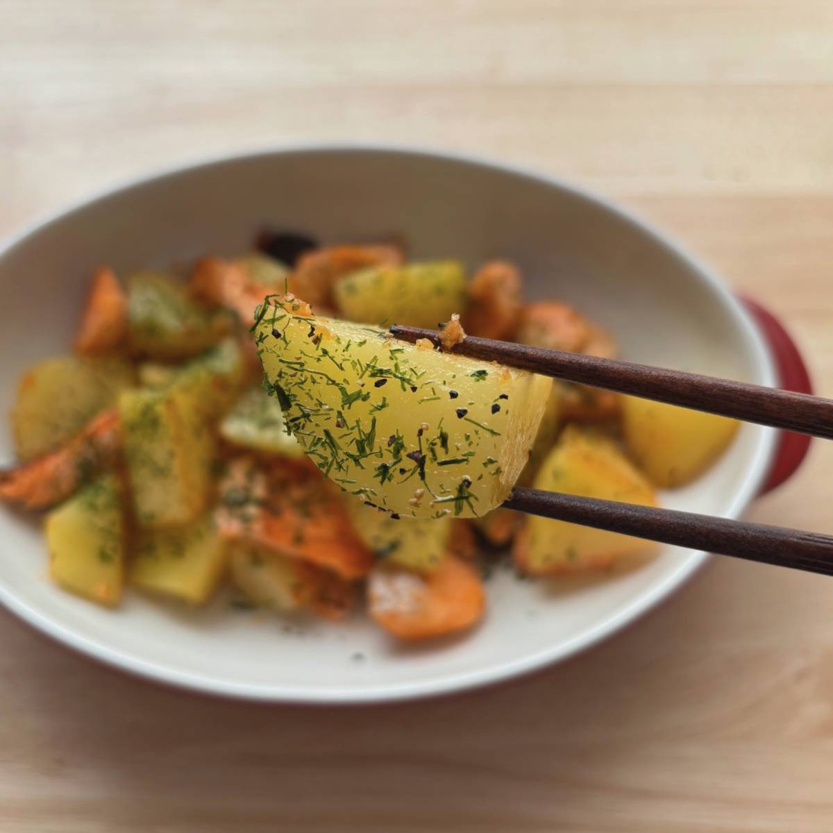 JAグループ公式の「サク！ホク！ジューシー鮭とじゃがいもの炒め物」のレシピ