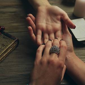 人を惹きつけるオーラをまとう。「華がある人」に現れる特別な手相5選