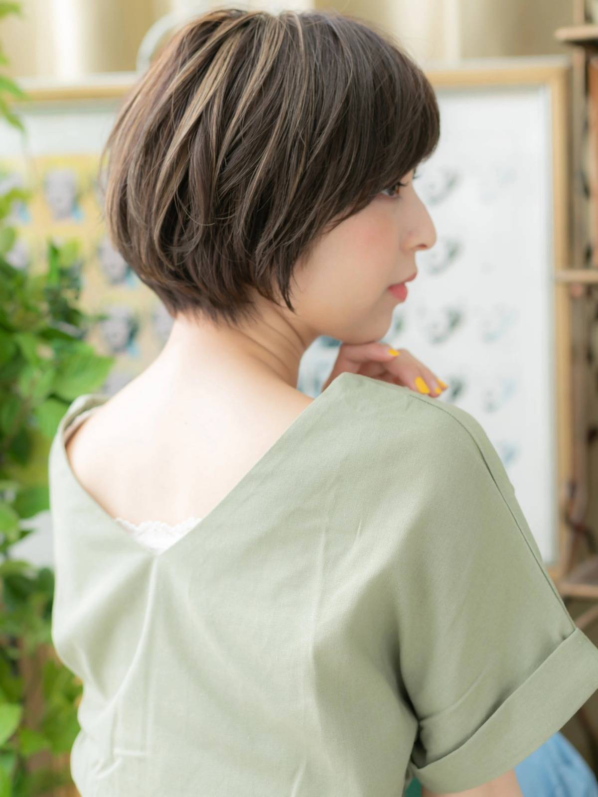 グレージュカラーのマッシュショート