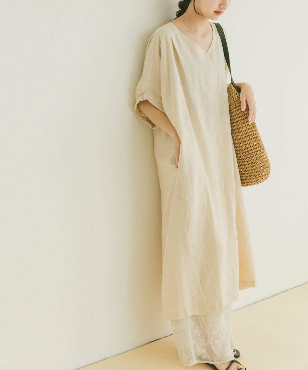 Vネックロングワンピースコーデ